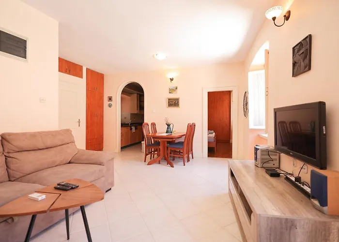 아파트 Two Bedroom In Center Igor 자다르