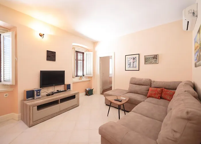 아파트 Two Bedroom In Center Igor